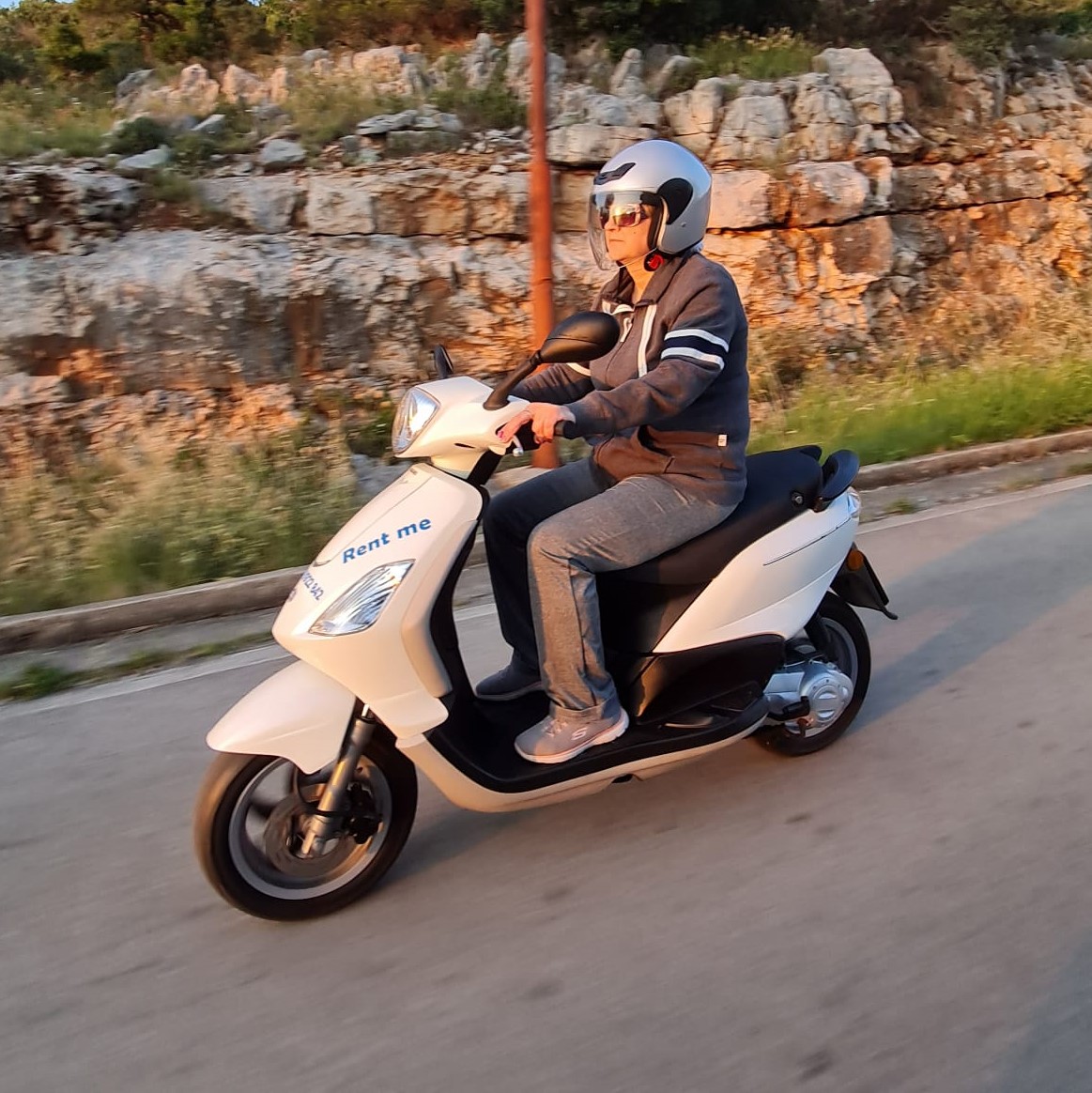  rent a sccoter Piaggio fly 50